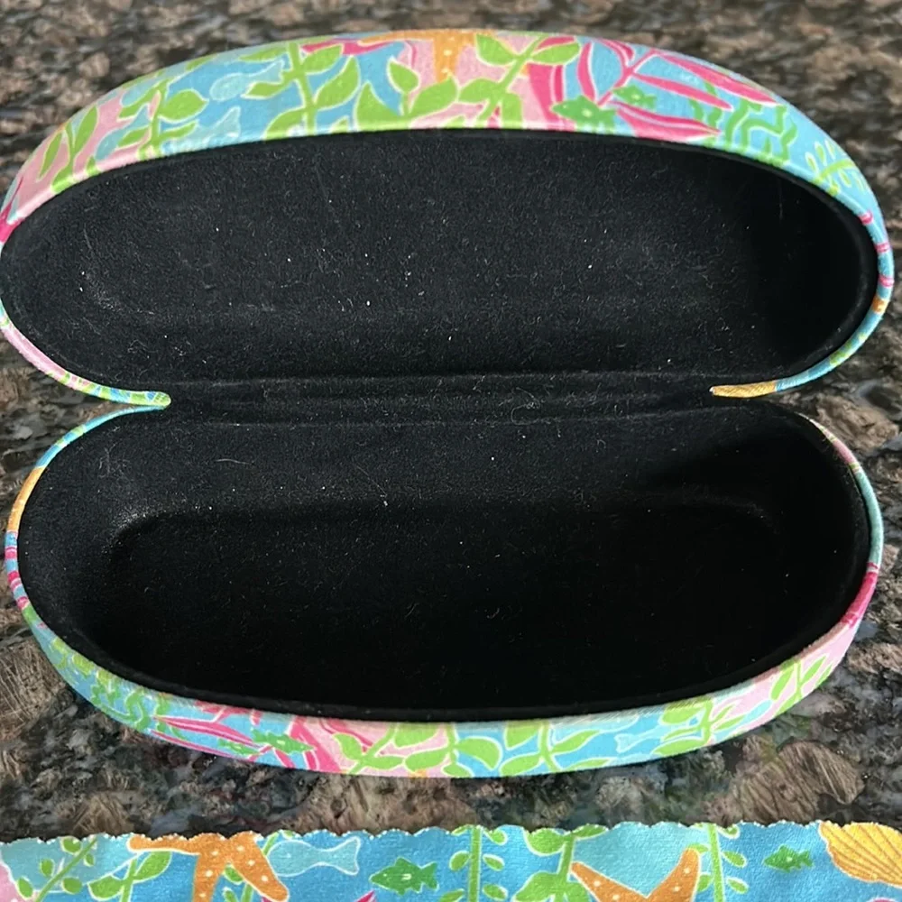 EYEGLASS HOLDER AND CLEANING CLOTH